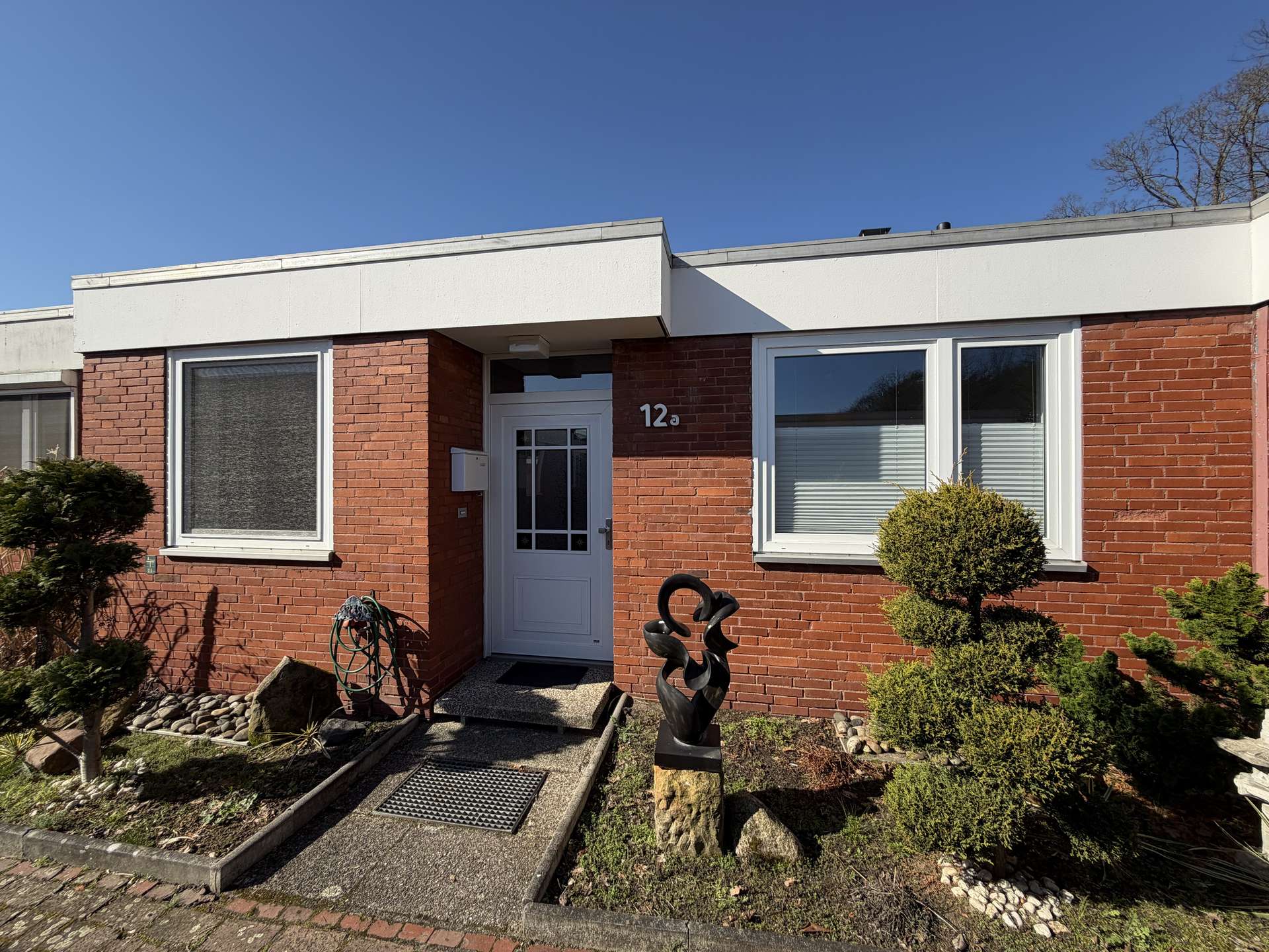 besonderes-atriumhaus-kamin-moderner-komfort-und-geschuetzter-gartenhof