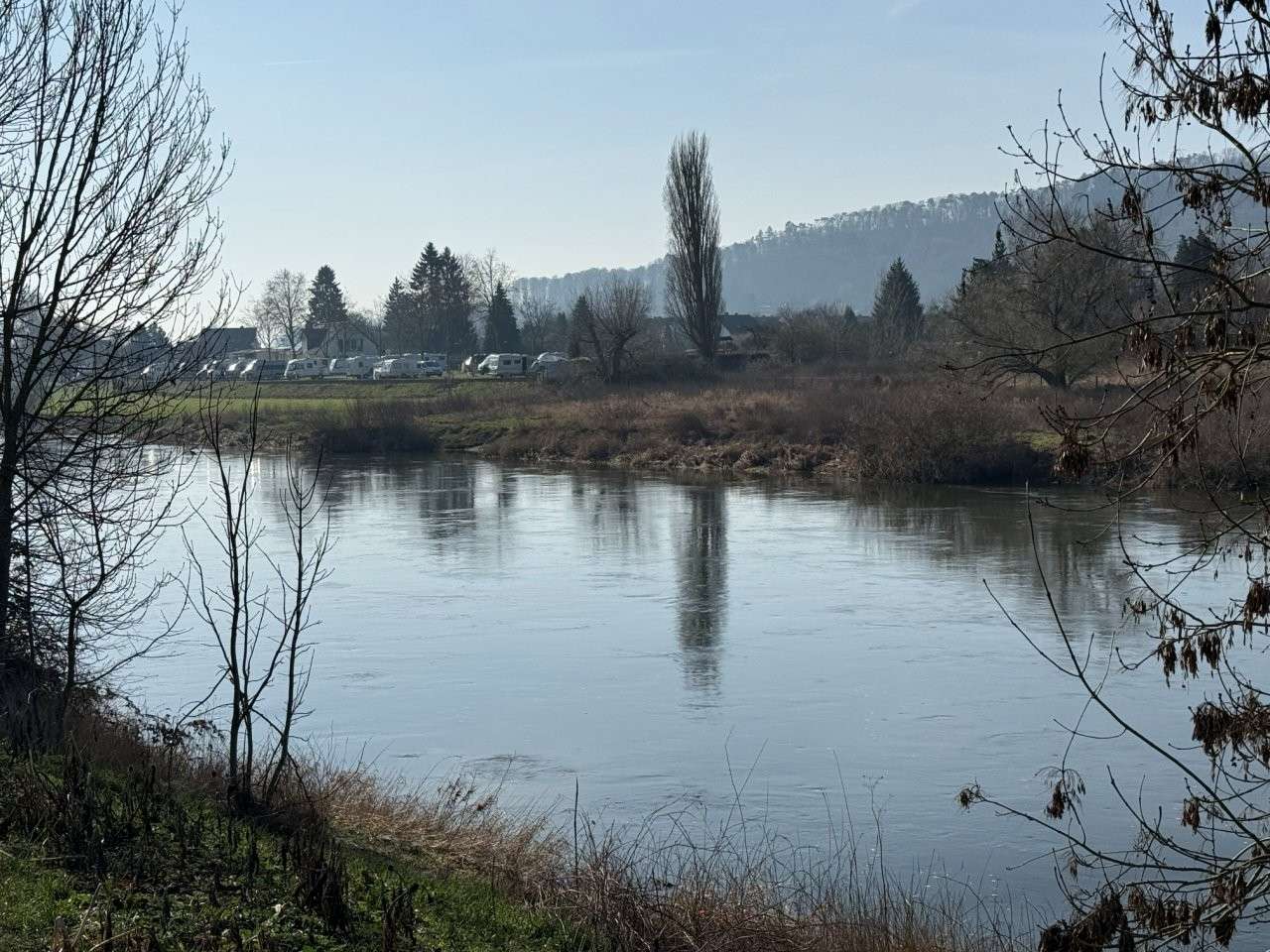 am-weserbogen-mit-blick-auf-kluetwald